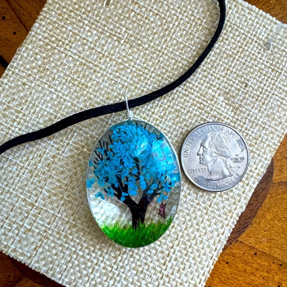 AW Jewelry Necklace and earrings set made in resin with Real Preserve flowers . - Picture 4 of 7